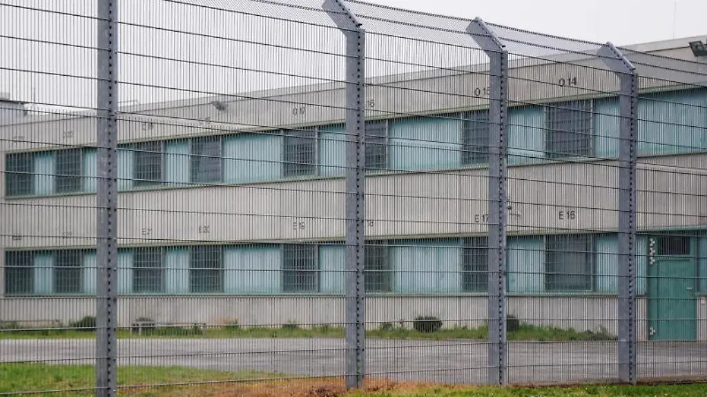 Blick-auf-das-Gebaeude-der-Gewahrsamseinrichtung-fuer-Ausreisepflichtige-GfA