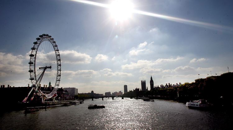Den besten Überblick über die Themse in London hat man bisher vom Riesenrad "London Eye".