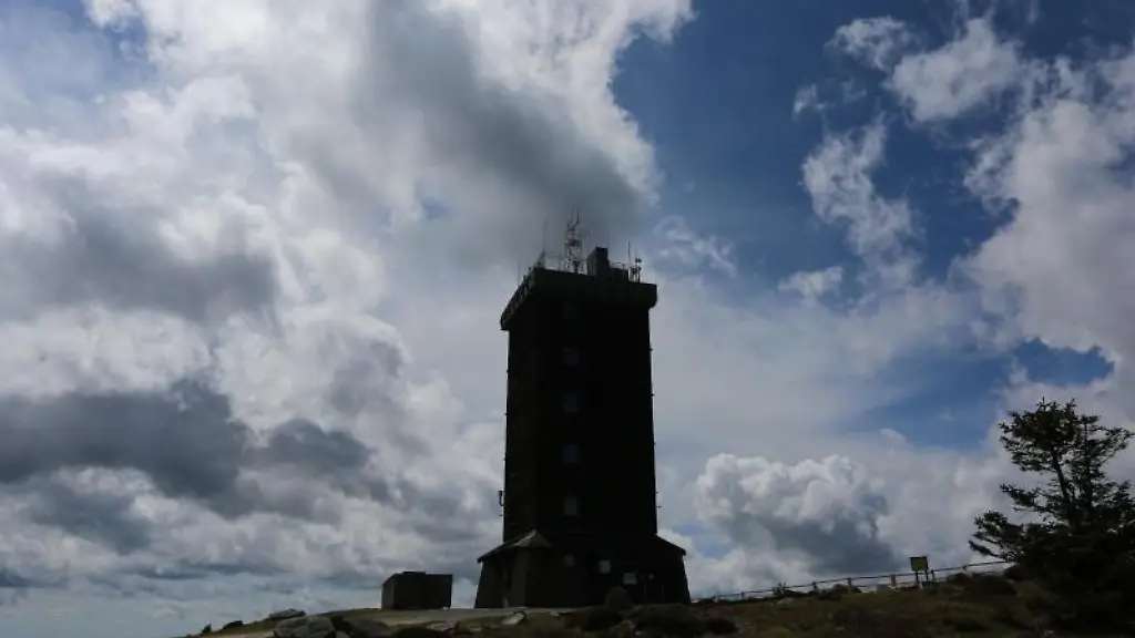 Wolken-ziehen-ueber-den-Brocken-an-der-Wetterwarte-vorbei