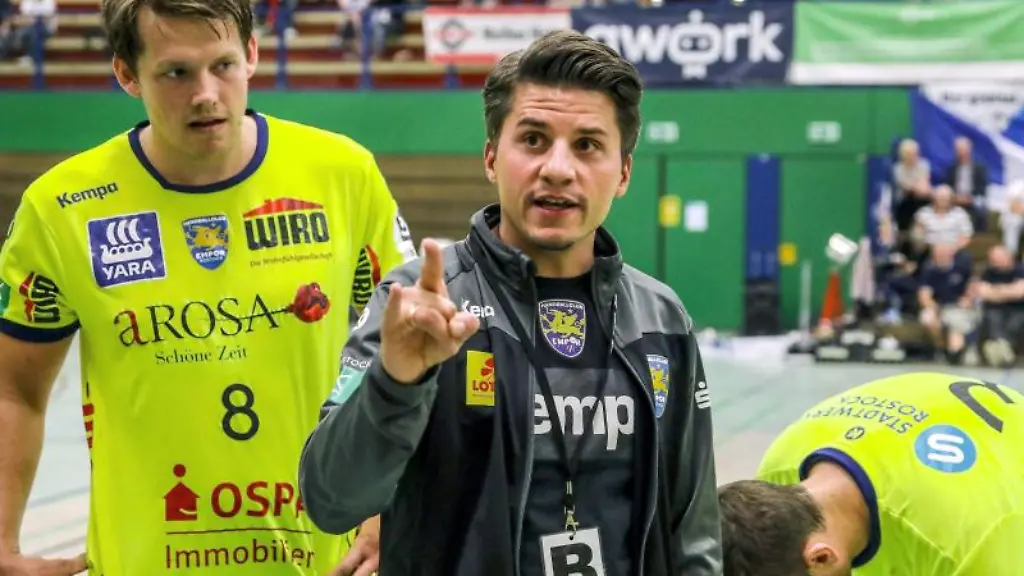 Trainer-Till-Wiechers-M-spricht-zu-seinen-Spielern