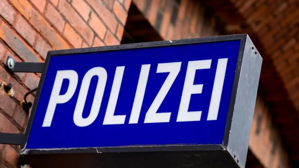 Der-Schriftzug-Polizei-auf-einem-Schild-am-Gebaeude-einer-Polizeiinspektion