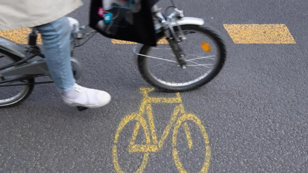 Eine-Radfahrerin-ist-auf-einem-Pop-up-Radweg-unterwegs