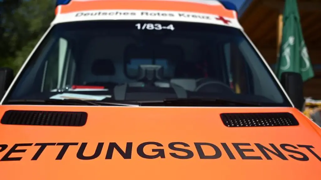 Ein-Rettungswagen-mit-der-Aufschrift-Rettungsdienst