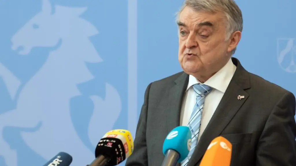 Herbert-Reul-CDU-Innenminister-von-Nordrhein-Westfalen-spricht