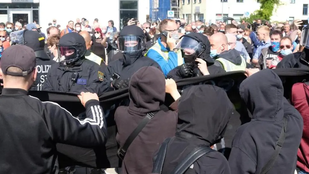 Polizisten-gehen-gegen-Teilnehmer-einer-Protestaktion-gegen-eine-AfD-Wahlkampfveranstaltung-vor