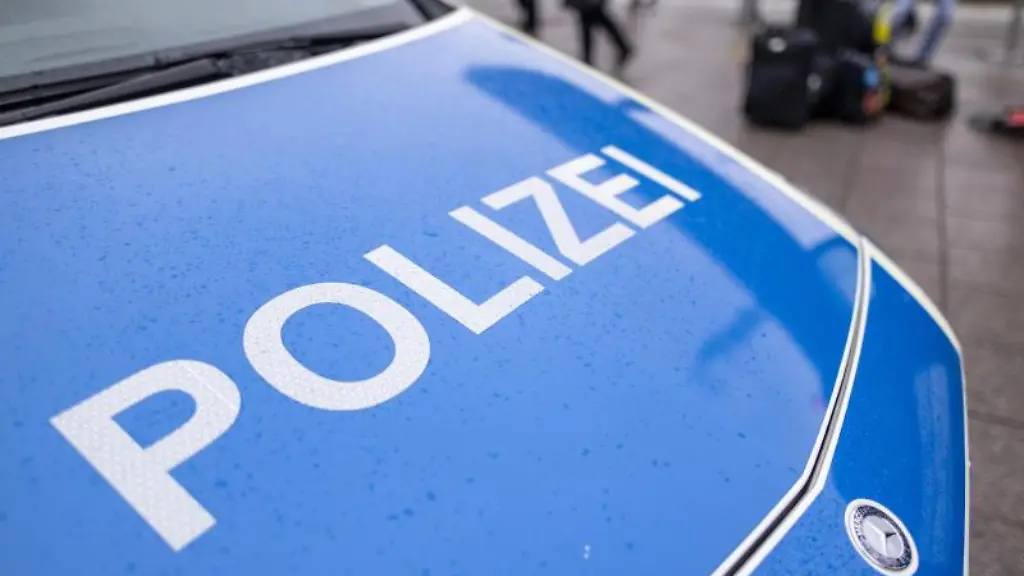 Ein-Fahrzeug-der-Polizei-steht-bereit
