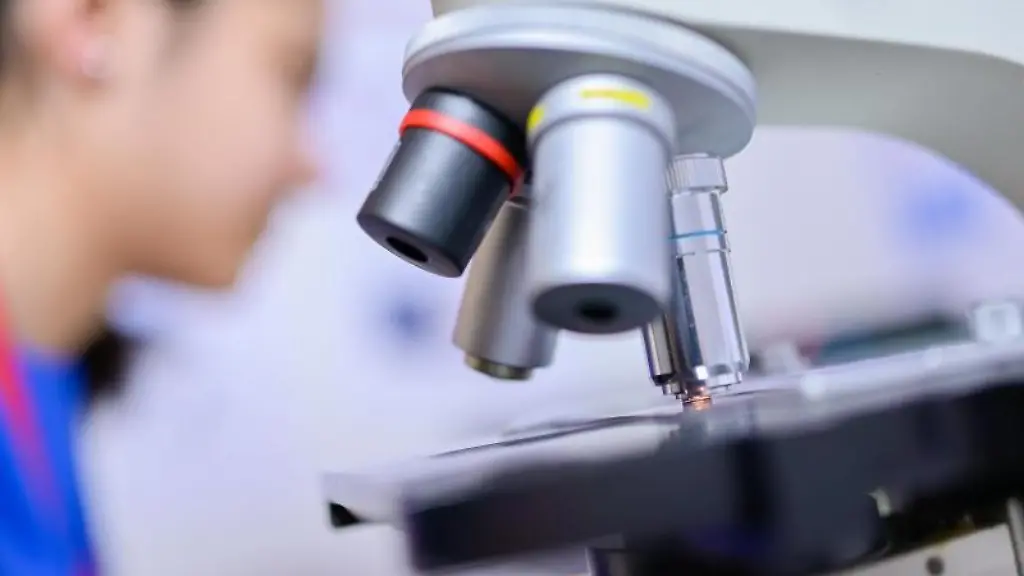 Eine-Teilnehmerin-im-Bereich-Arbeitswelt-sitzt-bei-der-Praesentation-der-Teilnehmerbeitraege