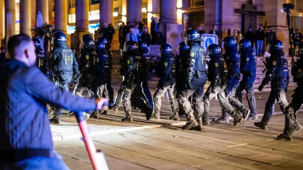 Einsatzkraefte-der-Polizei-laufen-ueber-den-Schlossplatz