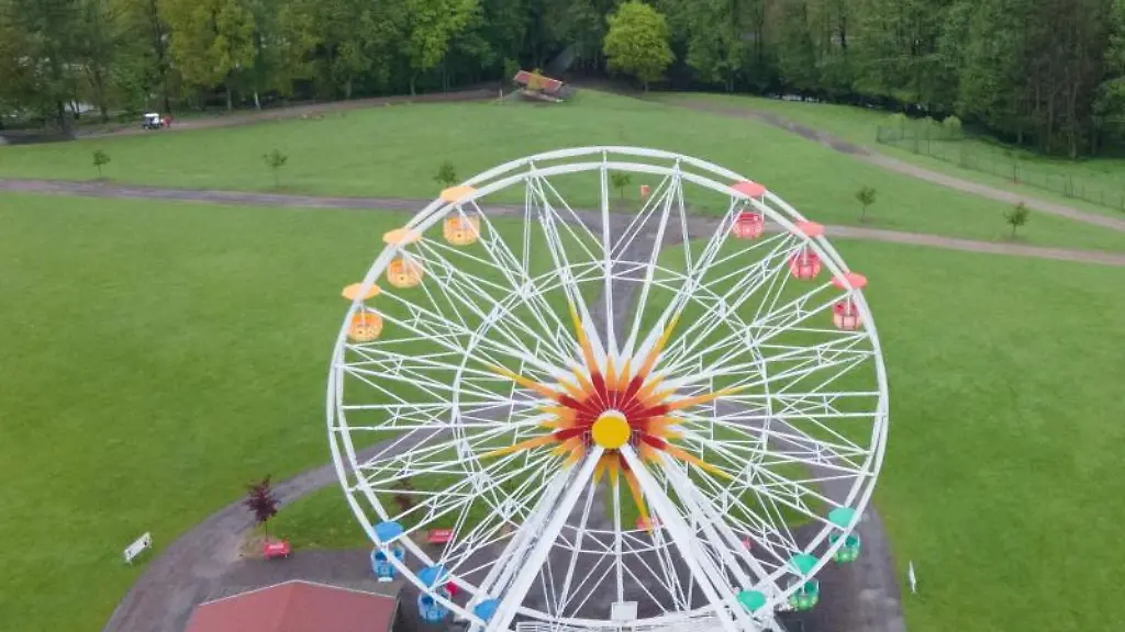 Ein-Riesenrad-steht-auf-dem-Gelaende-des-Sonnenlandpark-Lichtenau