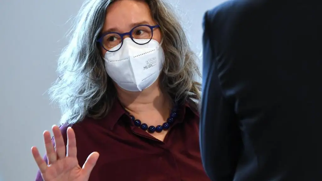 Heike-Werner-Die-Linke-Gesundheitsminsterin-von-Thueringen-gestikuliert