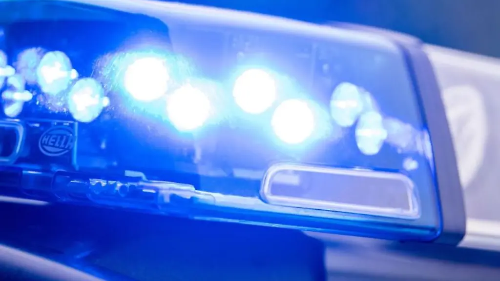 Ein-Blaulicht-leuchtet-an-einer-Polizeistreife