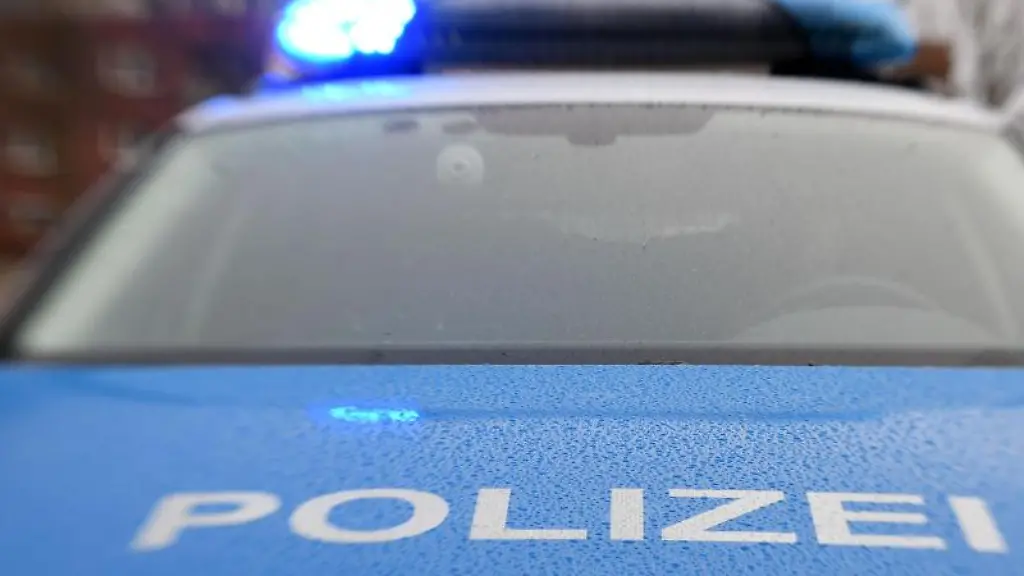 Ein-Streifenwagen-der-Polizei-steht-mit-eingeschaltetem-Blaulicht