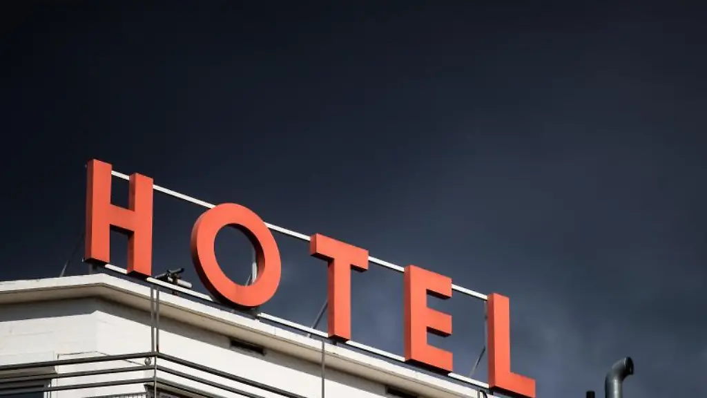 Dunkle-Wolken-ziehen-ueber-einem-Hotel-hinweg