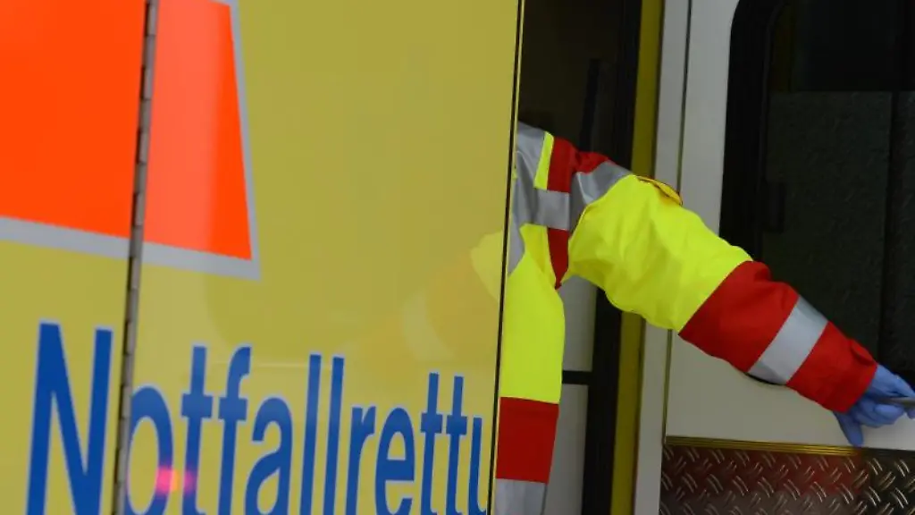 Ein-Rettungsassistent-steigt-in-einen-Rettungswagen
