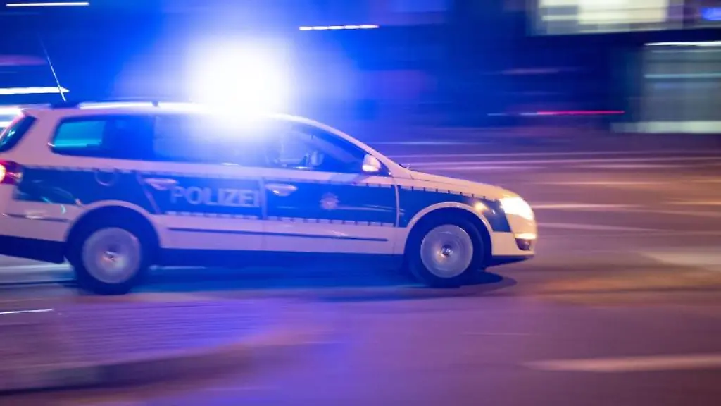 Ein-Streifenwagen-faehrt-durch-die-Innenstadt