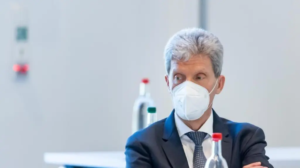 Helmut-Holter-Linke-Thueringer-Minister-fuer-Bildung-sitzt-im-Landtag