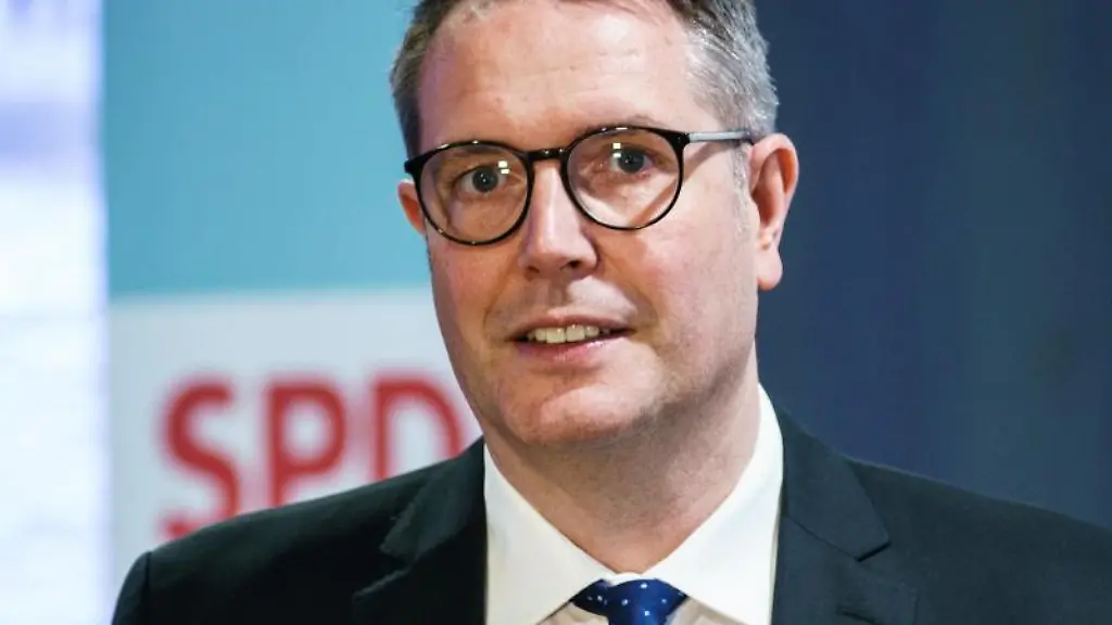 Alexander-Schweitzer-SPD-Minister-fuer-Arbeit-spricht