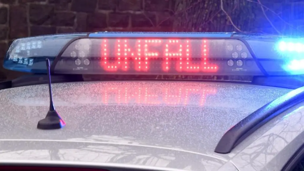 Ein-Leuchtschild-der-Polizei-weist-auf-einen-Unfall-hin