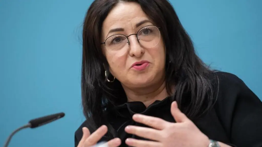 Dilek-Kalayci-SPD-Berliner-Senatorin-fuer-Gesundheit-spricht