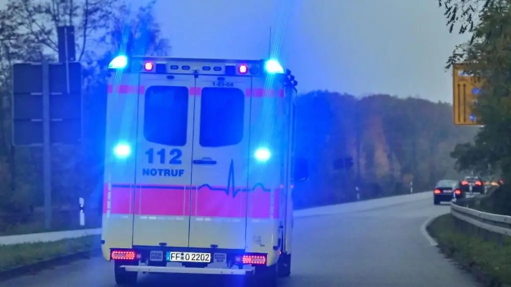 Mit-Blaulicht-ist-ein-Rettungswagen-im-Einsatz