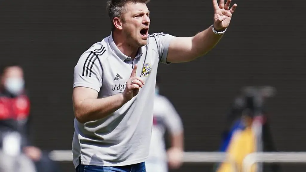 Trainer-Lukas-Kwasniok-gestikuliert