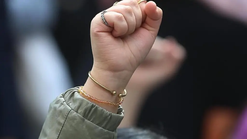 Eine-Demonstrantin-zeigt-ihre-Faust