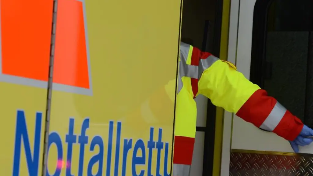 Ein-Rettungsassistent-steigt-in-einen-Rettungswagen