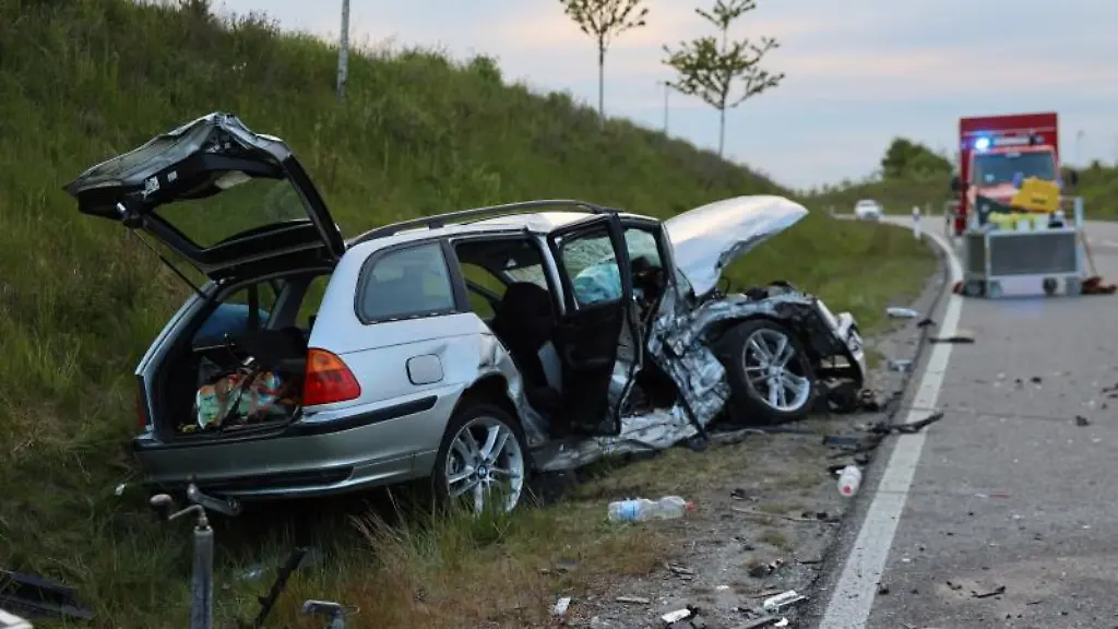 Eines-von-vier-Unfallfahrzeugen-liegt-auf-der-B464-bei-Dunningen-im-Graben