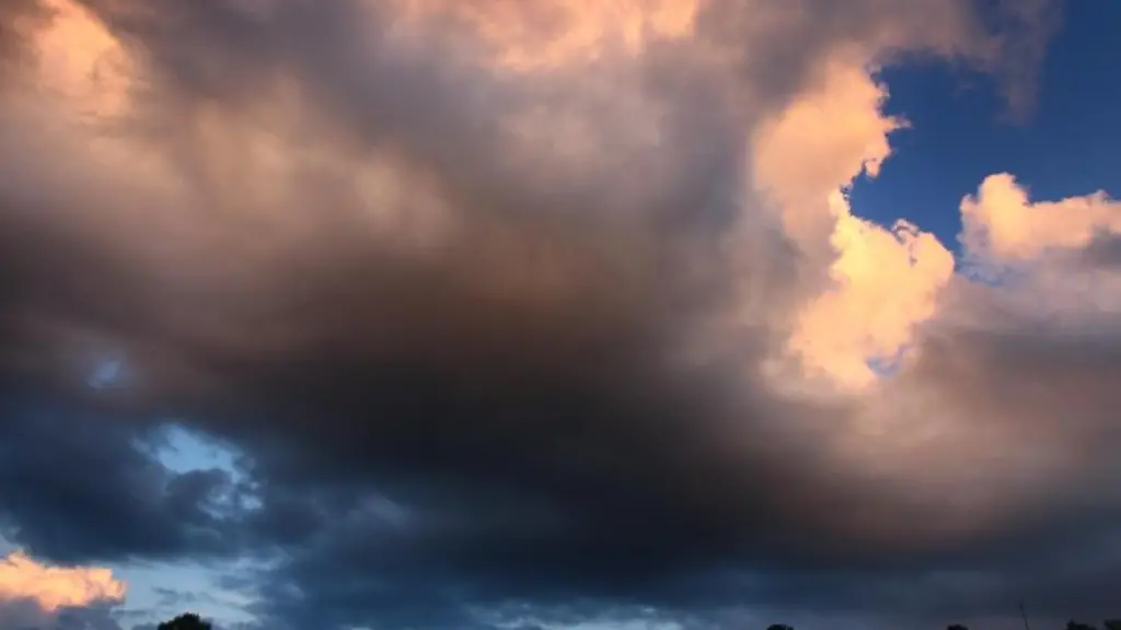 Wolken-leuchten-im-Abendlicht