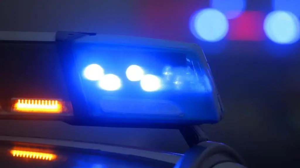 Ein-Blaulicht-leuchtet-auf-einem-Polizeifahrzeug