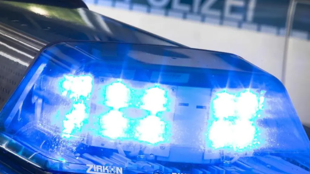 Ein-Blaulicht-auf-dem-Dach-eines-Polizeifahrzeugs
