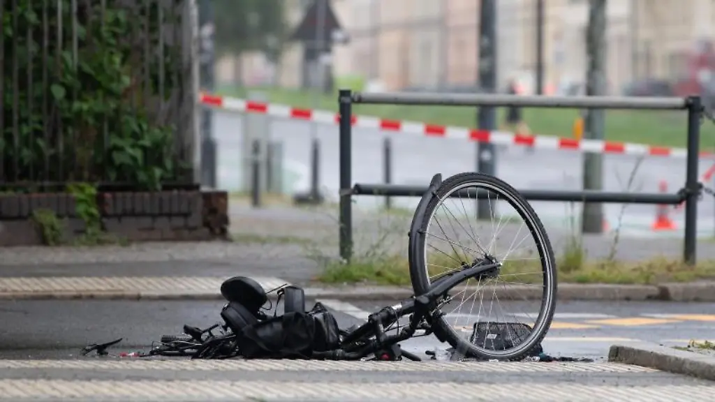 Ein-zerstoertes-Fahrrad-liegt-auf-der-Strasse-an-der-Kreuzung-Greifswalder-Strasse-Prenzlauer-Berg