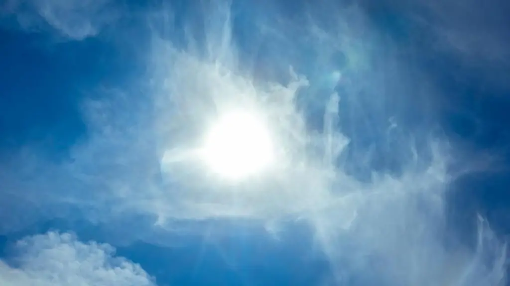 Die-Sonne-scheint-am-blauen-Himmel-durch-Wolken-hindurch