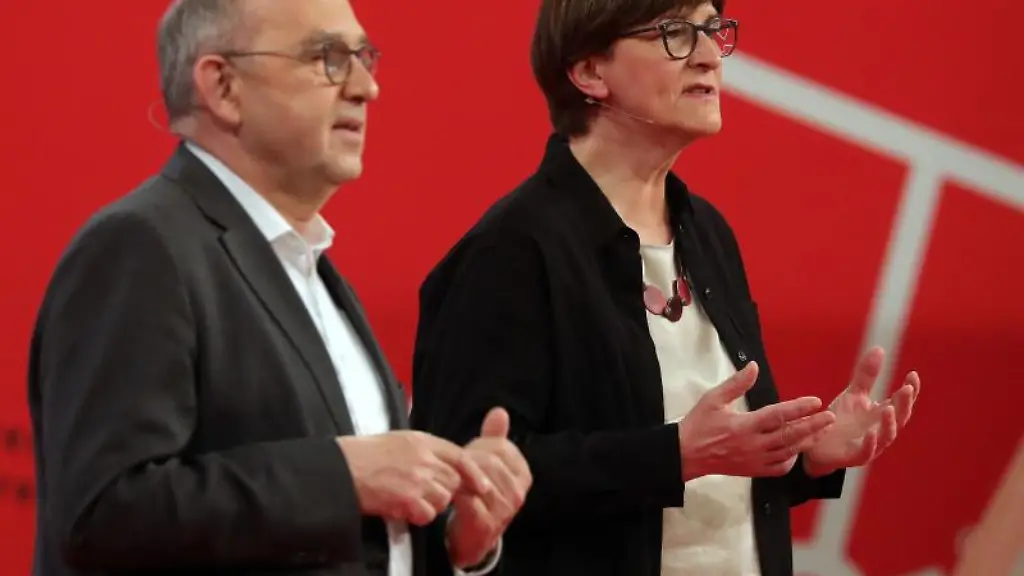 Saskia-Esken-und-Norbert-Walter-Borjans-die-beiden-SPD-Vorsitzenden-gestikulieren