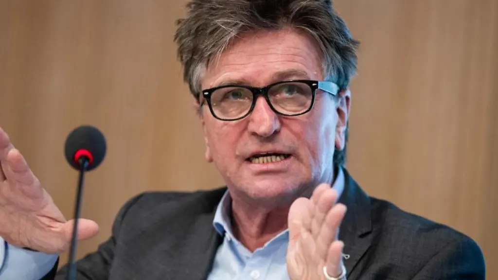 Manfred-Lucha-Gruene-Gesundheitsminister-in-Baden-Wuerttemberg
