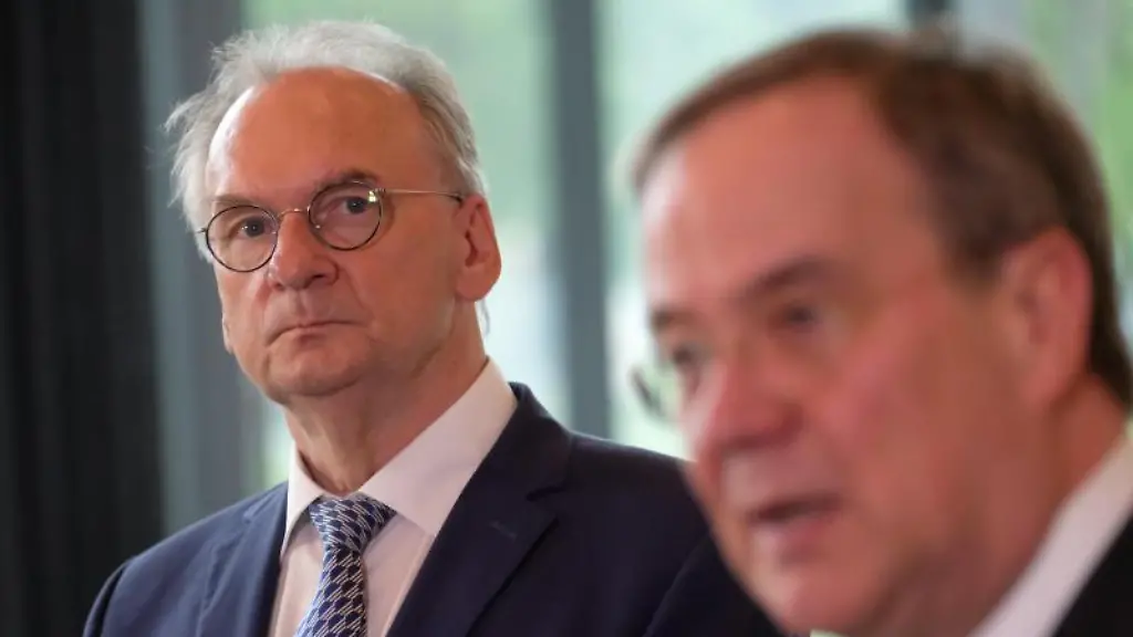 Armin-Laschet-CDU-r-Ministerpraesident-des-Landes-Nordrhein-Westfalen-spricht