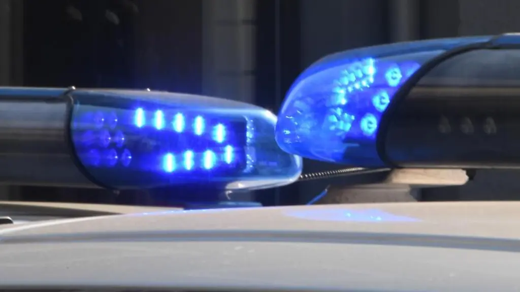 Die-Blaulichter-sind-auf-den-Daechern-von-Polizeifahrzeugen-zu-sehen