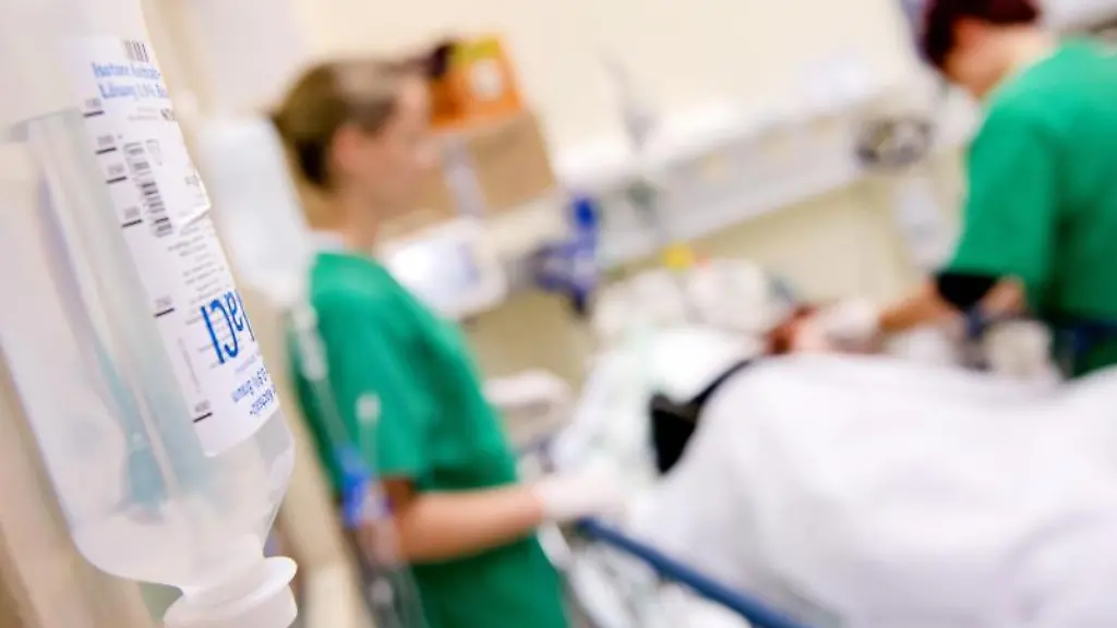 Medizinisches-Personal-versorgt-im-Krankenhaus-einen-Patienten