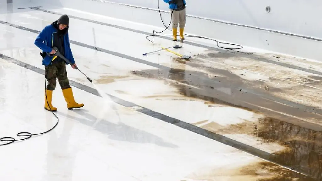 Mitarbeiter-der-Baeder-Halle-GmbH-reinigen-das-grosse-Becken-im-Nordbad