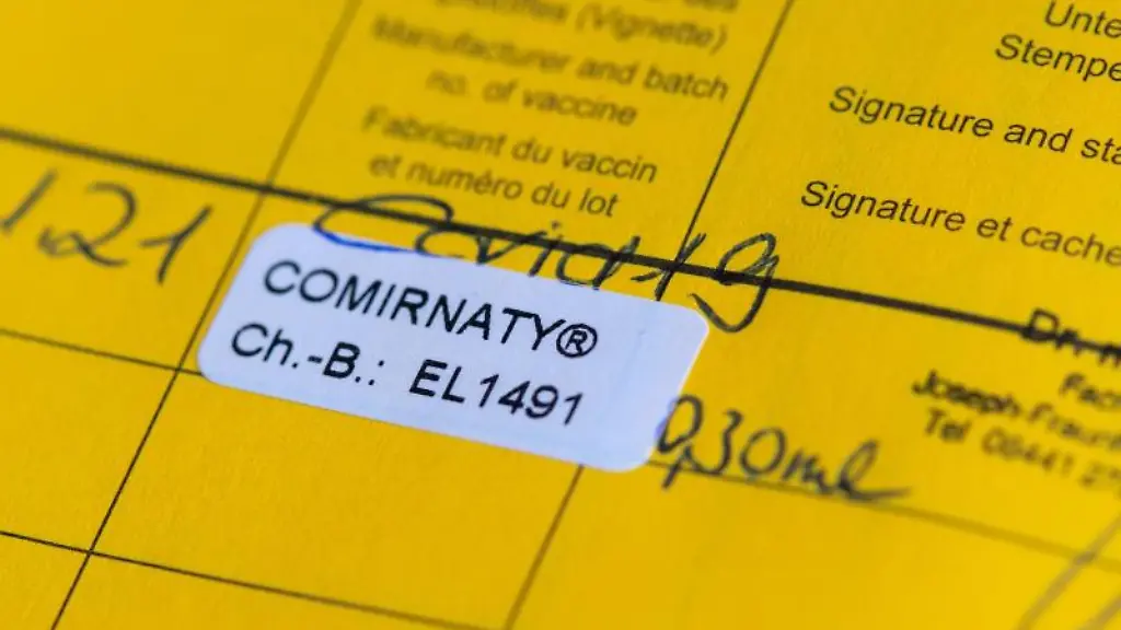 Ein-Impfpass-mit-einer-eingetragenen-Impfung-gegen-das-Corona-Virus-SARS-CoV-2-ist-im-Impfzentrum-zu-sehen