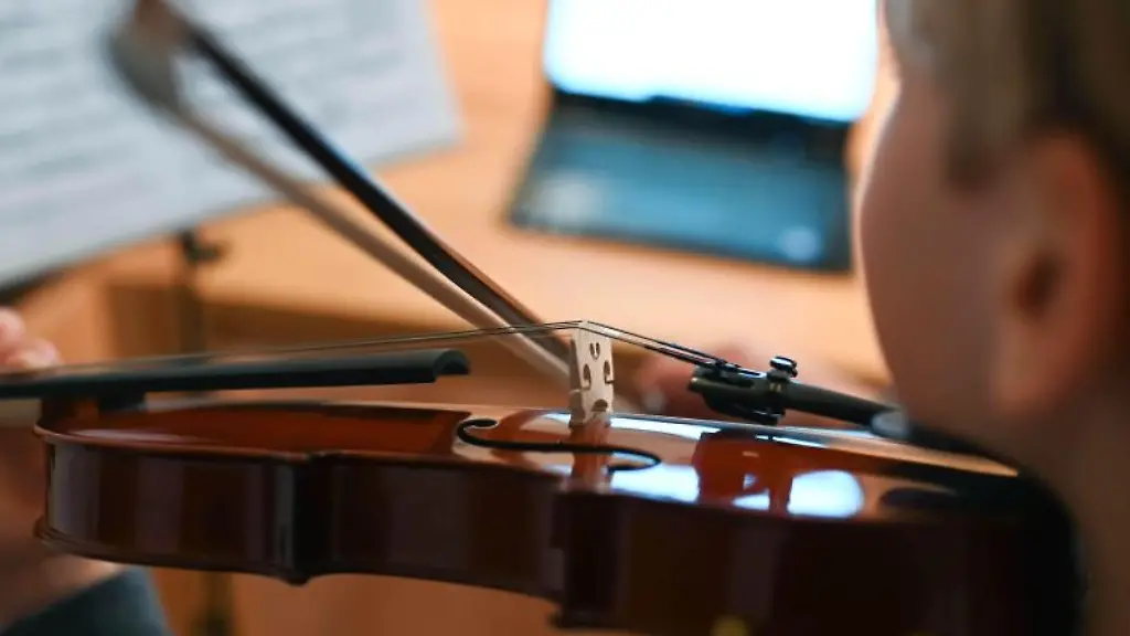 Ein-junger-Schueler-spielt-auf-seiner-Geige