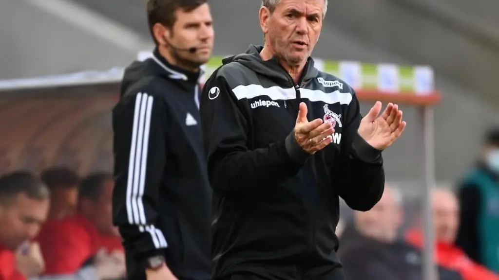 Koelns-Trainer-Friedhelm-Funkel-reagiert-an-der-Aussenlinie