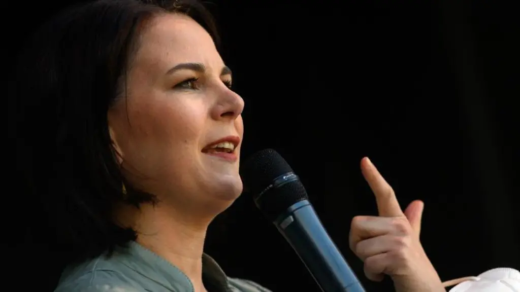 Annalena-Baerbock-Gruene-Kanzlerkandidatin-von-Buendnis-90-Die-Gruenen-spricht
