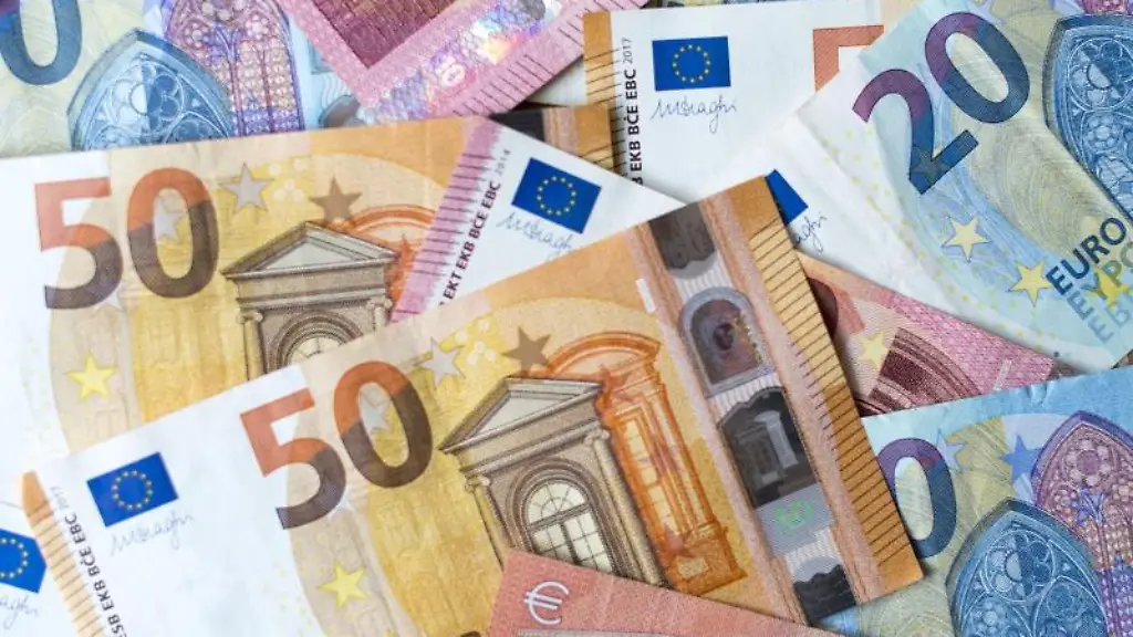 Zahlreiche-Banknoten-zu-10-20-und-50-Euro-liegen-auf-einem-Tisch