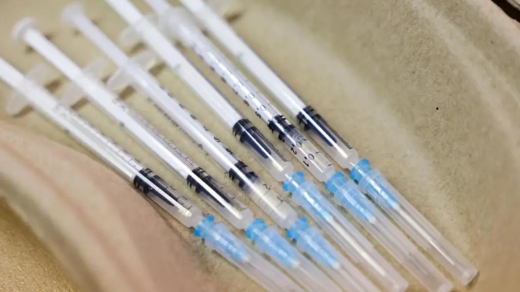 In-einem-Impfzentrum-liegen-die-Spritzen-in-einer-Schale