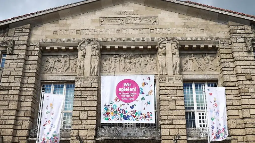 Aussenansicht-des-Theater-Luebeck