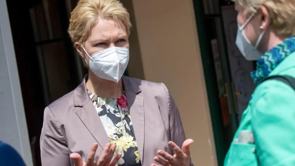 Manuela-Schwesig-SPD-l-gestikuliert