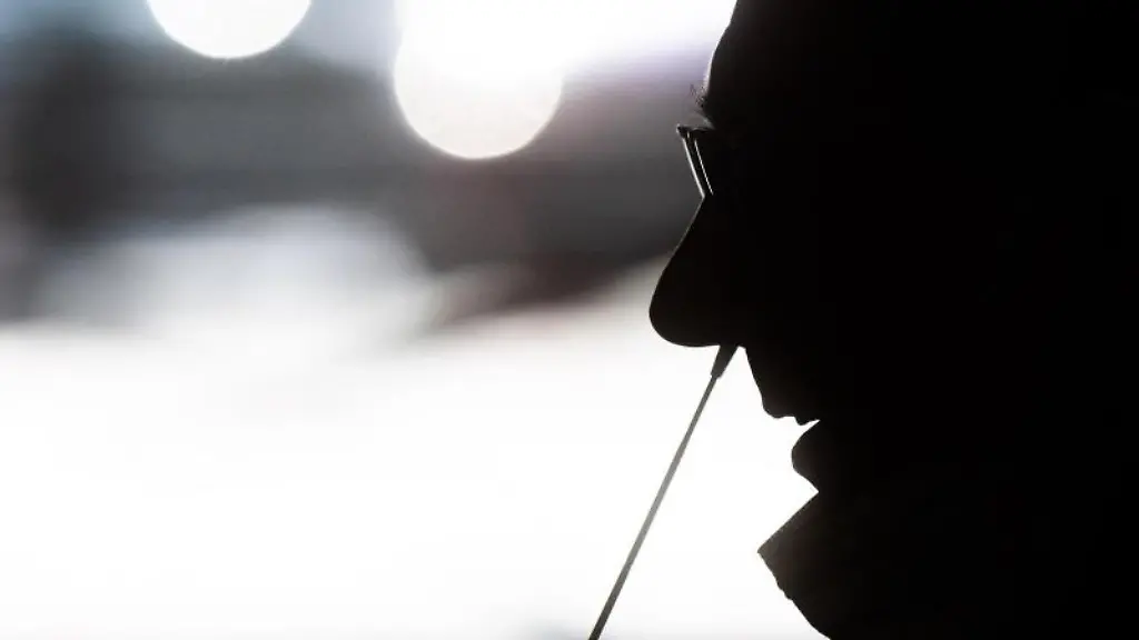 Ein-Helfer-testet-einen-Mann-in-einem-Testzentrum