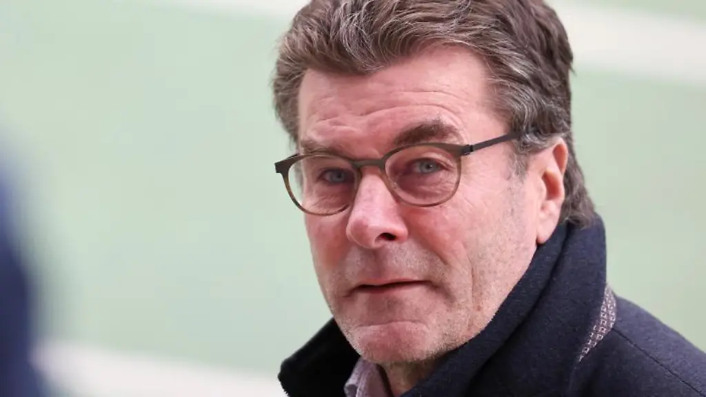 Der-Nuernberger-Sportvorstand-Dieter-Hecking-steht-vor-Spielbeginn-im-Stadion