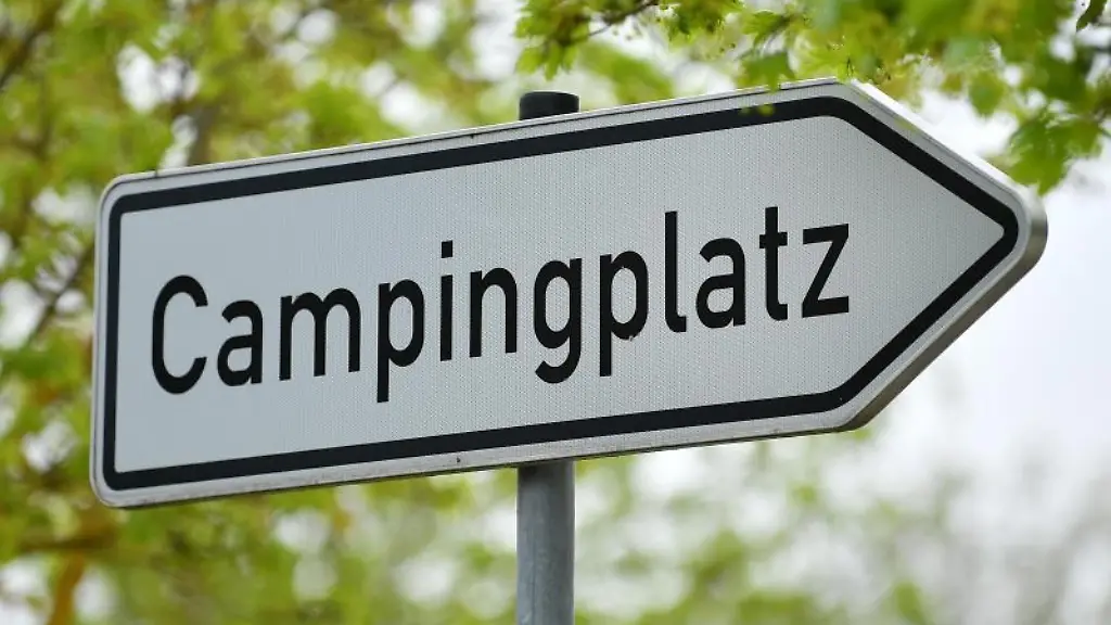 Campingplatz-steht-auf-dem-Wegweiser-an-der-Zufahrt-zum-Campingplatz-Hohenfelden-in-Thueringen